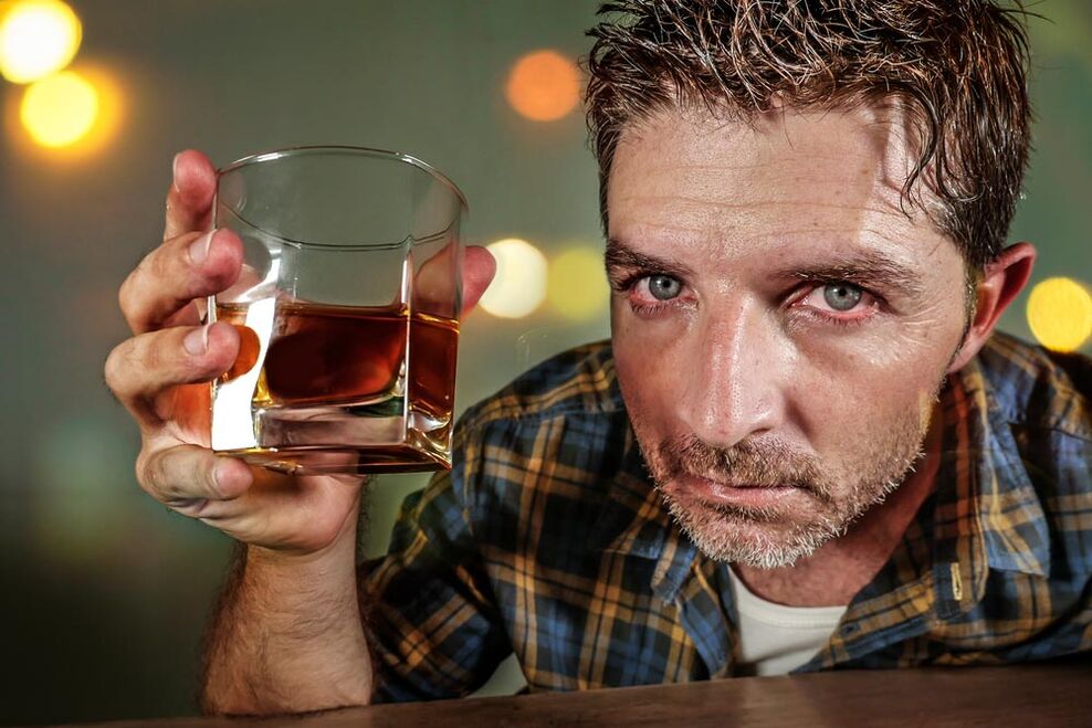 Muž alkoholik vyzerá bolestivo